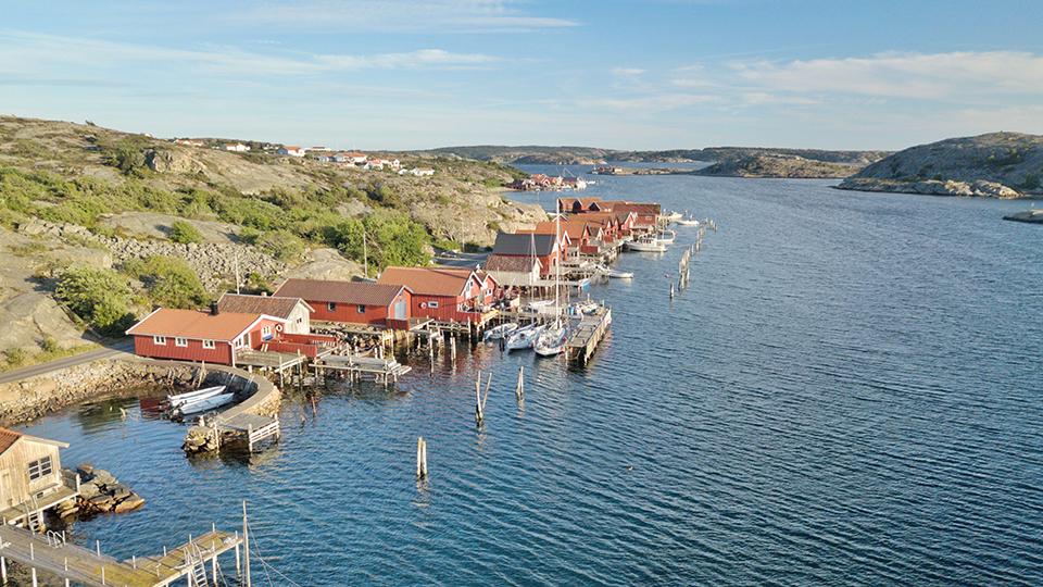 Småbåter og rødmalte hytter i Grebbestad. Foto: Alex Vize Loris Monteux